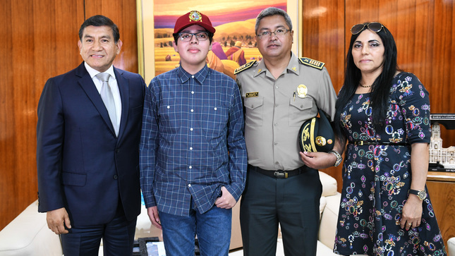 Ministro Morán recibió en su despacho a hijo de policía que ingreso en primer puesto a San Marcos.