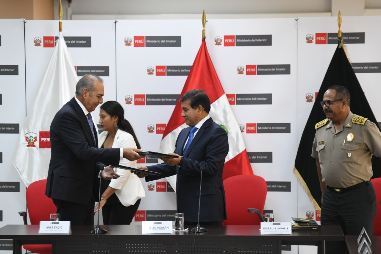 Ministro Morán destaca convenio firmado con Luz del Sur en favor de efectivos que cumplan destacada labor.