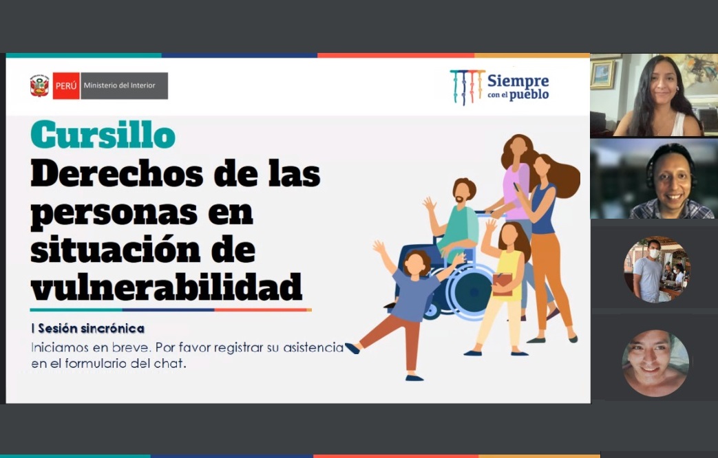 En la imagen se visualiza una pantalla con el curso de capacitación y cuatro personas que están escuchando