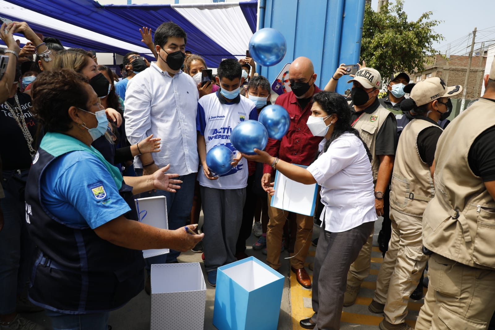Primera Dama de la Nación, Lilia Paredes, participó en un acto, en homenaje a niños, adolescentes y jóvenes que tienen el Trastorno del Espectro Autista (TEA), en el marco de la conmemoración por el Día Mundial de la Concienciación sobre el Autismo, organizado por la OMAPED de Independencia, el Voluntariado de la Fundación Telefónica y el Consejo Nacional para la Integración de la Persona con Discapacidad (Conadis).