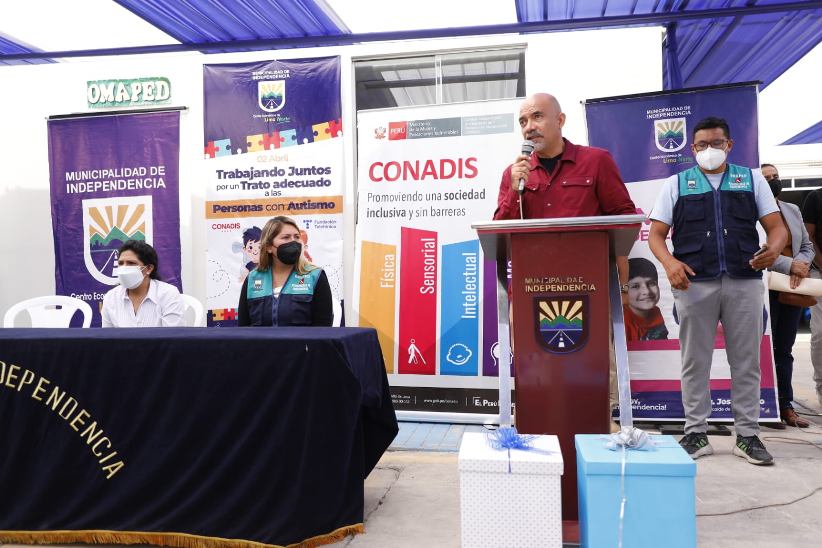Primera Dama de la Nación, Lilia Paredes, participó en un acto, en homenaje a niños, adolescentes y jóvenes que tienen el Trastorno del Espectro Autista (TEA), en el marco de la conmemoración por el Día Mundial de la Concienciación sobre el Autismo, organizado por la OMAPED de Independencia, el Voluntariado de la Fundación Telefónica y el Consejo Nacional para la Integración de la Persona con Discapacidad (Conadis).
