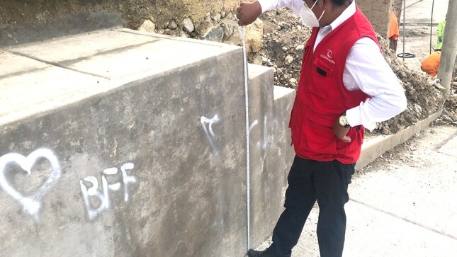 Se identificó deficiencias en la construcción y falta de dirección técnica en la obra de mejoramiento del ornato público en el Asentamiento Humano Uliachín.