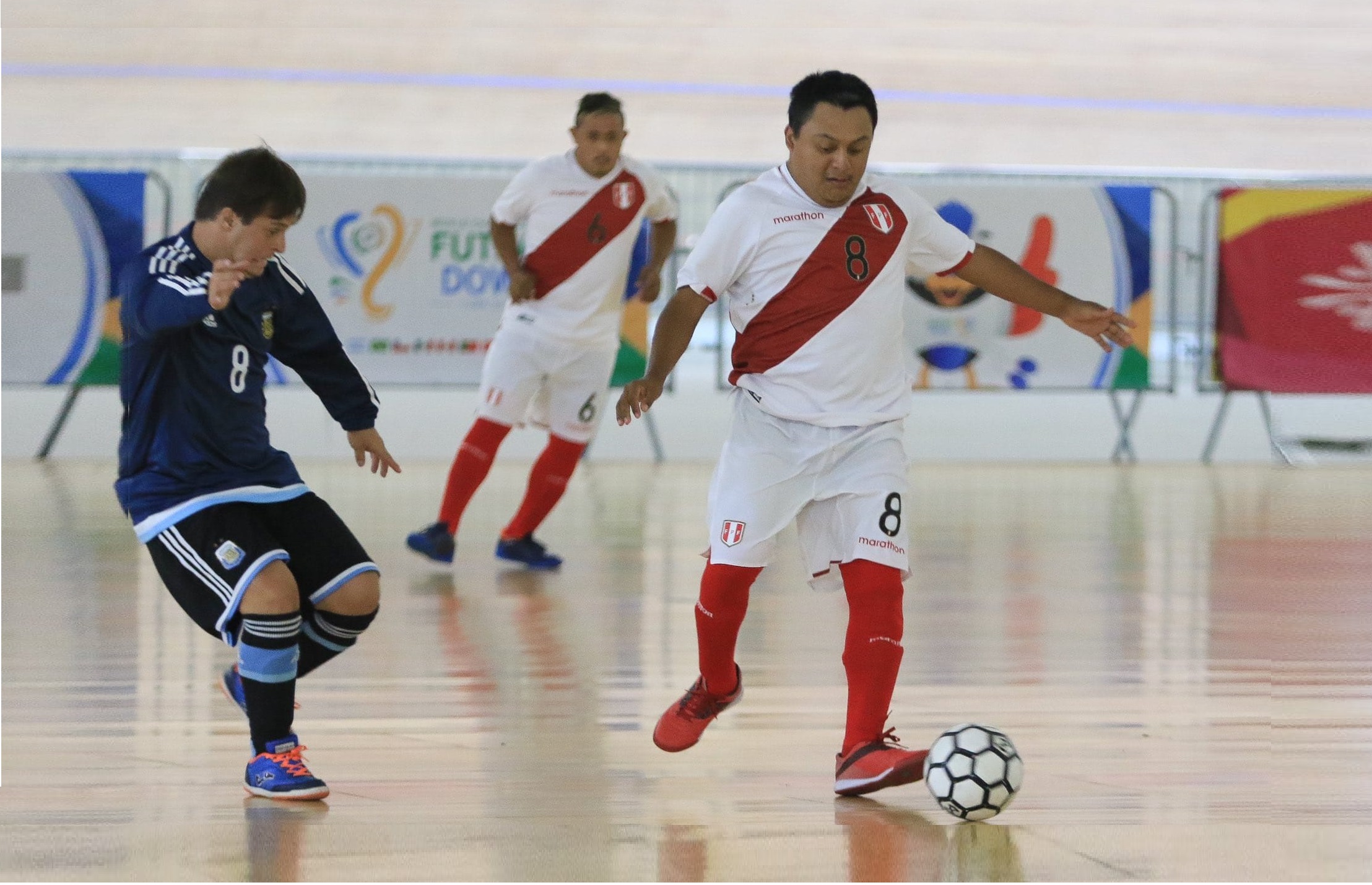 Dos jugadores disputándose la pelota en el partido de Perú_ Argentina en la Tercera Copa Mundial de Futsal Down