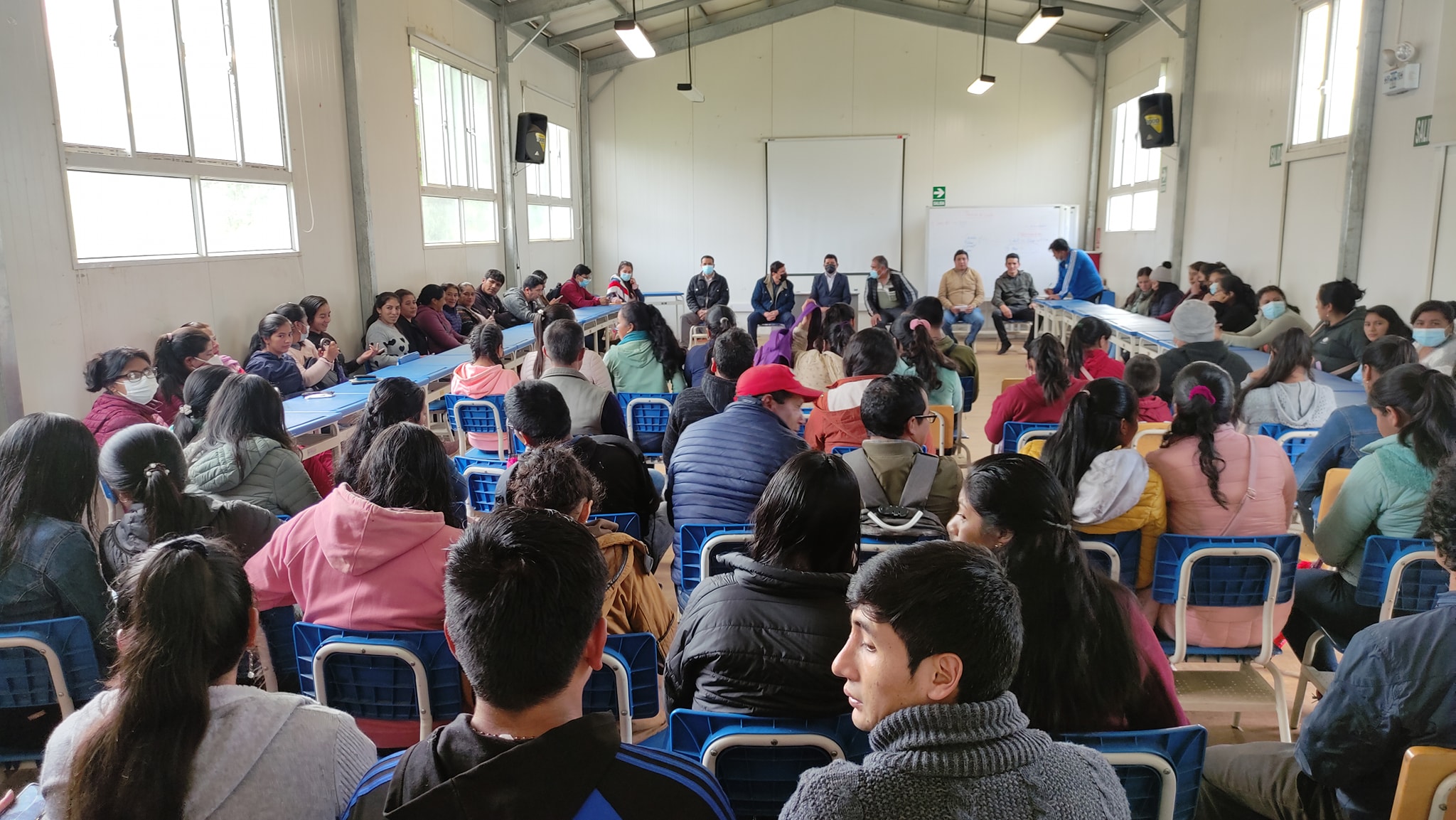 Estudiantes y Autoridades en le I.E. José Monzón H. Chalamarca.