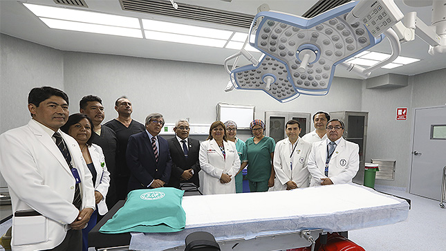 En la foto aparece la MInistra de Salud acompañada de otras personas en el interior de la sala quirúrgica.
