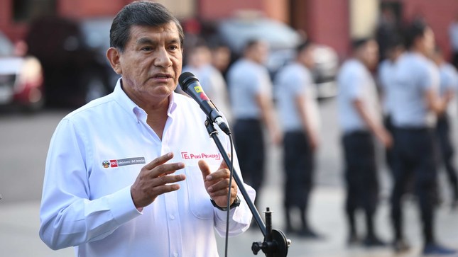 Ministro del Interior inspeccionó los ejercicios de entrenamiento de reducción de personas y demostración del correcto uso de la vara de goma en intervenciones policiales.