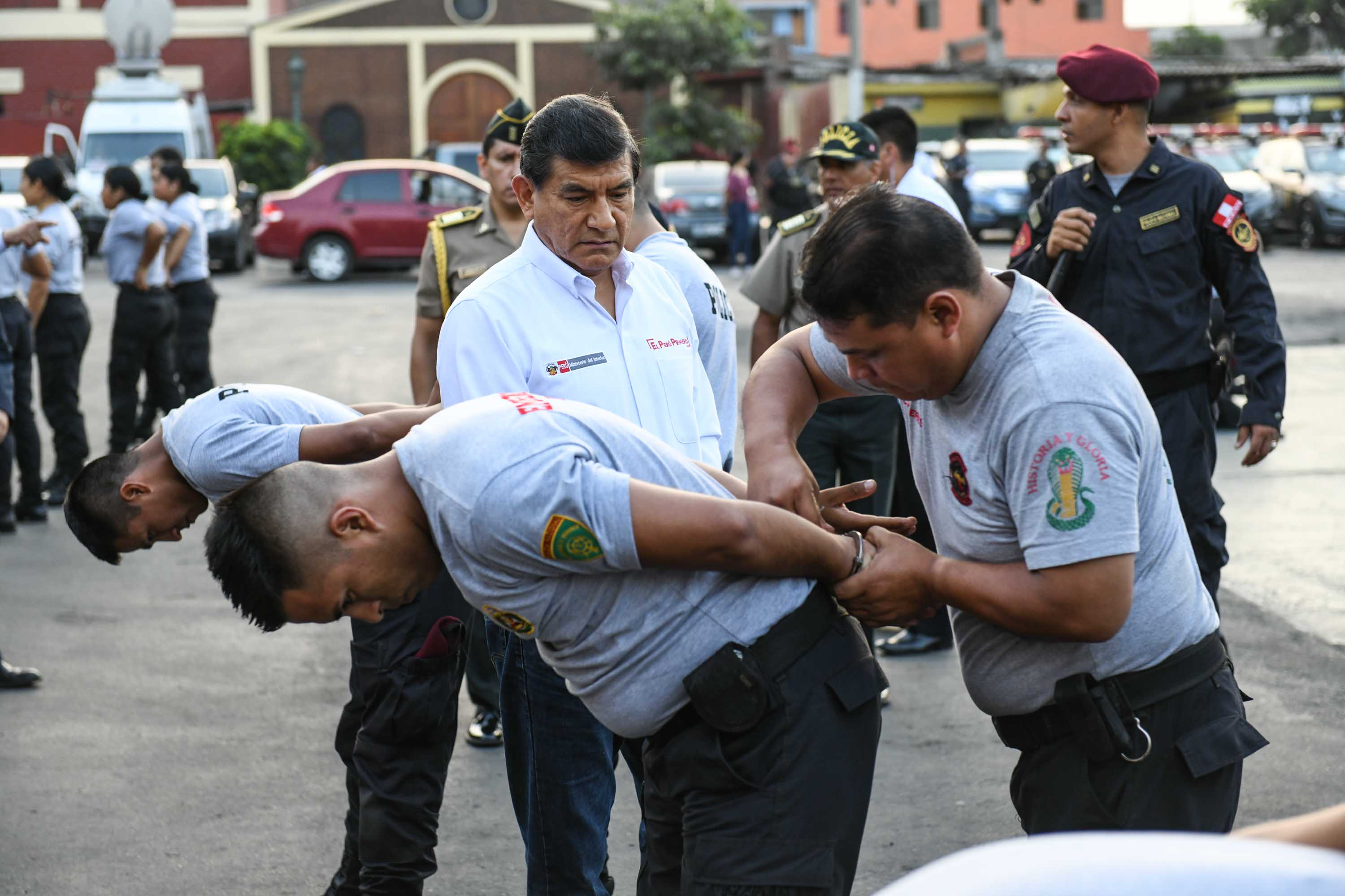 Ministro del Interior inspeccionó los ejercicios de entrenamiento de reducción de personas y demostración del correcto uso de la vara de goma en intervenciones policiales.