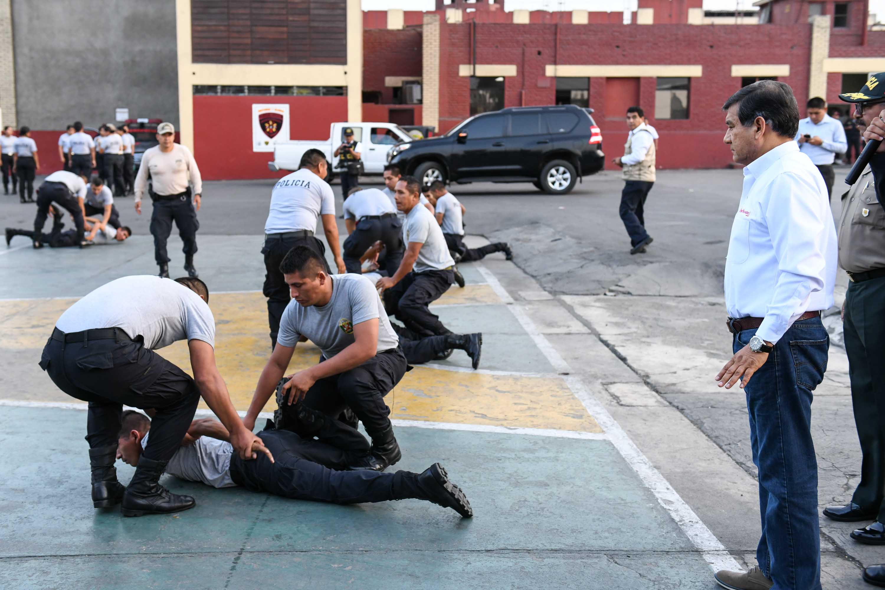 Ministro del Interior inspeccionó los ejercicios de entrenamiento de reducción de personas y demostración del correcto uso de la vara de goma en intervenciones policiales.