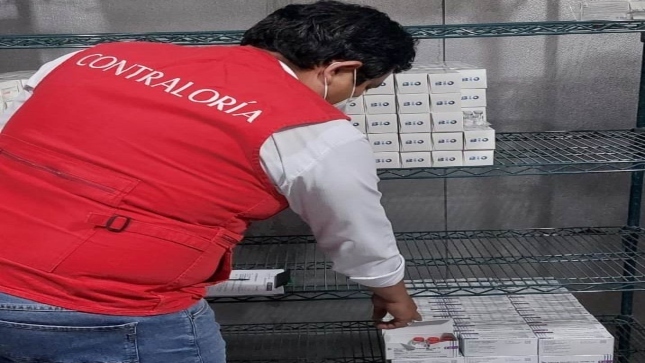 Auditor verifica fecha de vencimiento de vacunas en almacén de establecimiento de salud de Tumbes