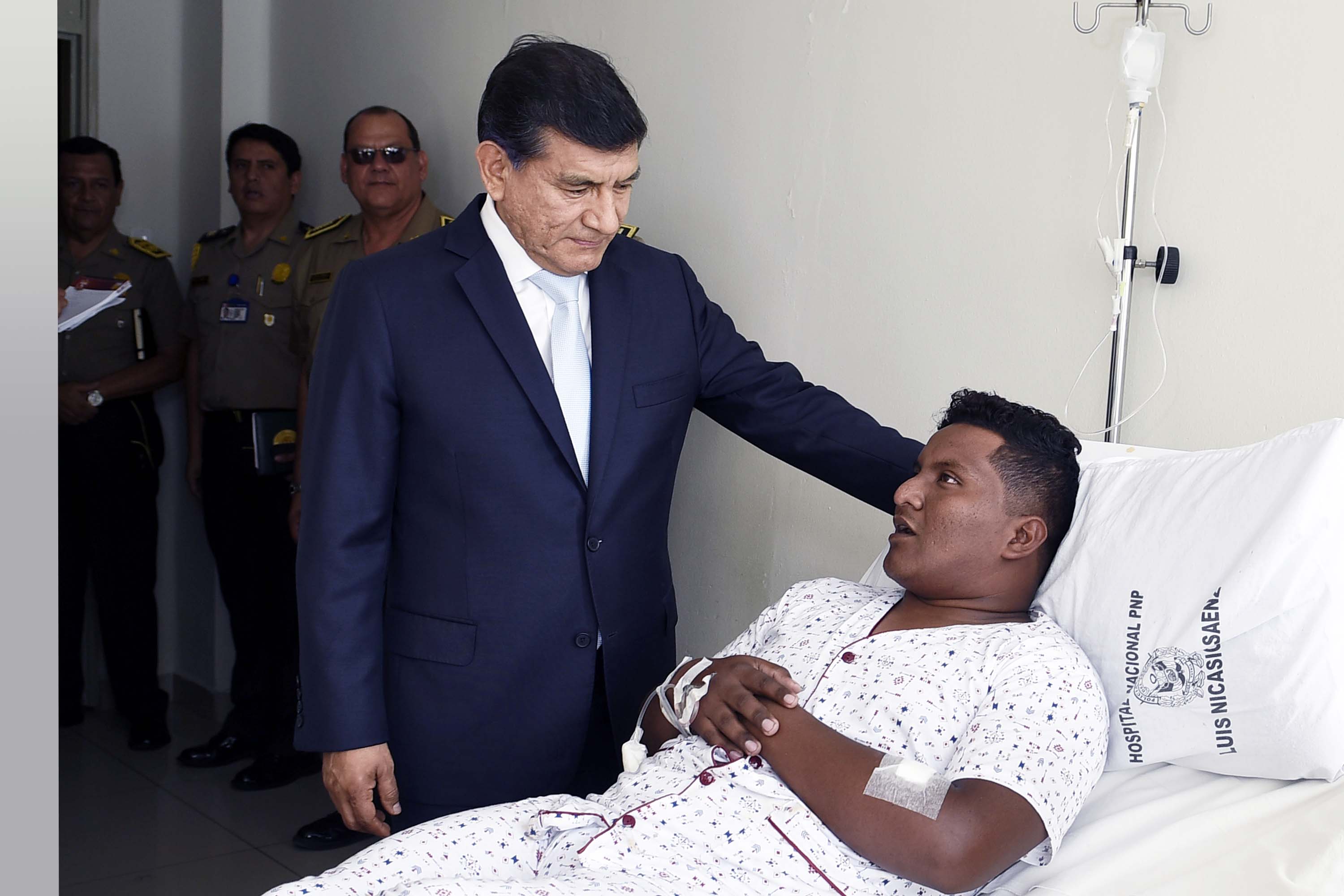 Ministro del Interior visitó en hospital a suboficial que recibió disparo durante balacera en San Miguel.