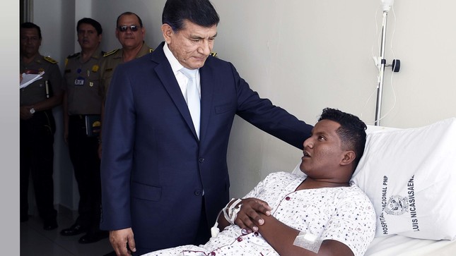 Ministro del Interior visitó en hospital a suboficial que recibió disparo durante balacera en San Miguel.