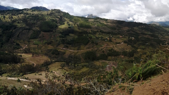 Vista panorámica de la comunidad de Alto Perú mostrando la nueva vía.