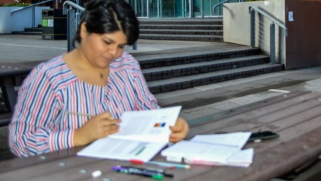 Joven estudiante revisando un libro