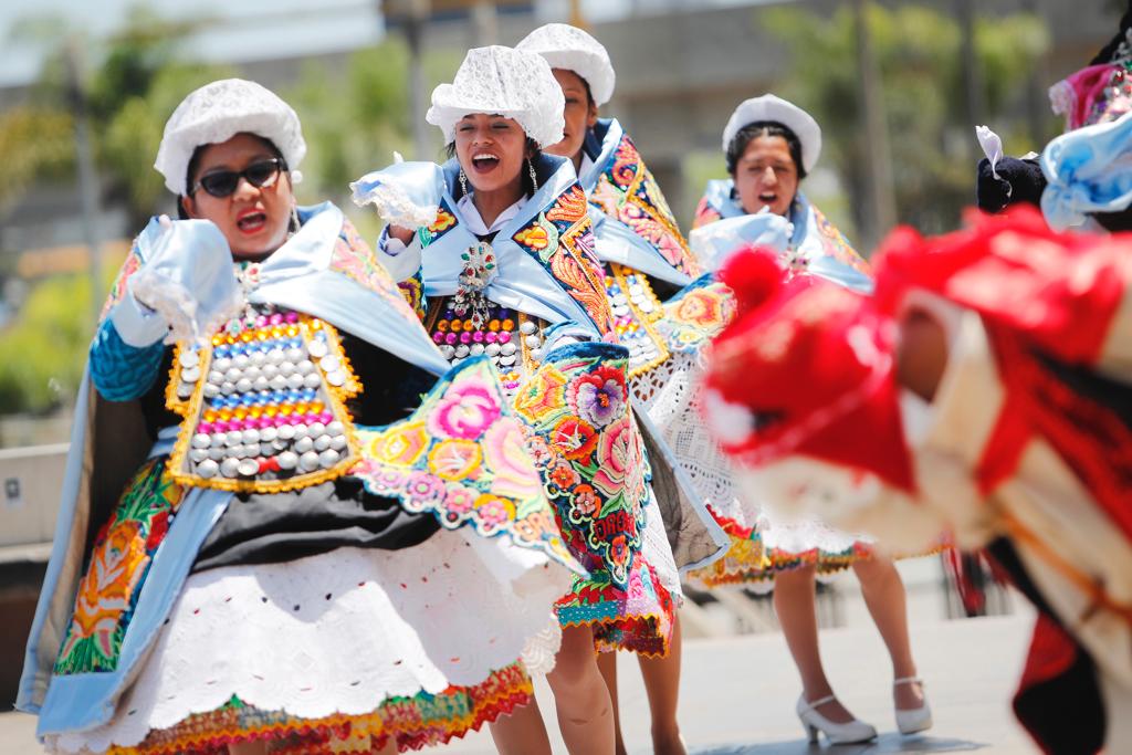 El Ministerio de Cultura, declaró Patrimonio Cultural de la Nación a la Chonguinada del departamento de Junín, por tratarse de una danza representativa de la sierra central, que representa una expresión visual, dancística y musical de gran riqueza simbólica cultural, reflejando la identidad en provincias y distritos en los que se representa.
Mediante Resolución Ministerial N° 000091 2022 VMPCIC/MC, se reconoce a la Chonguinada, como una de las danzas más atrayentes por la elegancia de su vestuario, colorido y recamado de oro y plata. Respecto de su origen se han planteado varias teorías. Algunas ponen énfasis en el carácter humorístico de la danza, suponiendo su origen en el término castellano chunga, como sinónimo de burla o parodia
Representa un baile de carácter humorístico de salón que trajeron los españoles, parodiados con pasos elegantes, realizado por personajes caracterizados por una vestimenta con exagerada decoración y una máscara, en referencia a la aristocracia española del siglo XVIII.
Sobre la vestimenta
Los personajes básicos de la Chonguinada del departamento de Junín son el chonguino, que representa al español con aires de aristócrata, que expresa su poder con un traje muy adornado y un paso elegante y afectado en alusión a su carácter fatuo.
Viste una camisa blanca con una corbata vistosa, un saco azul oscuro, y un pantalón de pana hasta la pantorrilla, cubiertos con bordados de motivos florales hechos con hilos de colores y metálicos, con puntadas llamados caracol partido, hoja o tripa de vicuña, y orlado con grecas.
Sobre el rostro lleva una careta de malla con los rasgos del español, con ojos azules o verdes, bigotes de diversa proporción, a veces una pequeña barba, y mejillas coloradas; se cubre la cabeza con una peluca rizada de cabellos negros o rubios que se supone es de estilo colonial y, como tocado, un sombrero de paño negro con alhajas, coronado por un vistoso plumaje de colores, sujeto a la copa con una chapa metálica. En los hombros llevan champis, especie de charreteras de metal en forma de pavo real y que en San Jerónimo de Tunán, Huancayo, llevan también por decoración pañuelos multicolores.
Mientras que la dama, representada por las chonguinas, representan a la mujer de la nobleza nativa, condición patentizada por la profusión de joyas y aditamentos con bordados en plata y oro, y que aparece emparejada con el español.
Su vestimenta se caracteriza por usar una blusa blanca, una pollera principal festoneada, tres fustanes calados de encaje usualmente blancos, y unos siete fustanes de color con bordados también conocidos como talqueados. Sobre la espalda lleva una lliclla o manto cuadrado sujeto con prendedor de plata, un anaco, pieza rectangular de tela llevada al lado derecho.
Los bordados de la pollera principal, la lliklla y el anaco, de motivos florales, hechos con hilos de colores y metálicos, cubren toda la pieza y en el caso de la pollera cubren una gruesa franja inferior. Una pechera de forma trapezoidal, cubierta por hileras de monedas antiguas de plata, sobre un fondo oscuro y orlada con flecos, se lleva sobre el pecho.
En la versión tarmeña, el anaco se lleva por delante llegando hasta la altura del orillo de la falda, y decorada en toda su superficie con alhajas y pedrería. En este caso, la pechera se lleva encima del anaco. En la versión del valle del Mantaro, las chonguinas, llevan igualmente una careta rosada con pequeños labios rojos, ojos de largas pestañas y mejillas sonrosadas; el rostro siempre va cubierto con un velo semitransparente sujeto con el sombrero.
El Chuto representa al indio de las alturas, en su papel de sirviente, de carácter alegre e insolente, que se encarga de abrir paso a la cuadrilla de chonguinos. Su vestimenta consta de una serie de prendas muy decoradas con bordados y platería sobre un traje básico.
Sobre el baile
Esta danza se practica predominantemente en las provincias andinas del departamento de Junín a lo largo del mes de mayo, en particular en la Fiesta de las Cruces, cuya fecha central es el tercer día del citado mes. En la provincia de Tarma, la Chonguinada es representada también, y de manera notable, durante la Festividad del Señor de Muruhuay, también celebrada alrededor del 3 de mayo
Otra fecha importante es el 9 de enero durante una de las fiestas previas al carnaval, el Día de los Solteros y Solteras, siendo en esta ocasión ejecutada exclusivamente por solteros de ambos sexos. Además de la Fiesta de la Virgen de Cocharcas en Sapallanga, al sur de la provincia de Huancayo.
La presentación de la Chonguinada consiste en una serie de coreografías estructuradas de manera particular, en conjuntos de pasos llamados figuras o mudanzas, secciones de la danza que se distinguen por seguir tonadas y coreografías particulares, que los bailarines siguen en una distribución circular o cuadrangular para el intercambio de parejas, todos los integrantes siempre están dirigidos por una pareja guía la cuadrilla encargada de iniciar la coreografía.
El compromiso, desde el Ministerio de Cultura, es seguir fortaleciendo los espacios de visibilidad, reconocimiento a las actividades del patrimonio inmaterial y personalidades que revaloran los saberes, conocimientos y prácticas que contribuyen al desarrollo cultural y las tradiciones que se transmiten de generación en generación y forman parte de nuestra cultura en el país.
