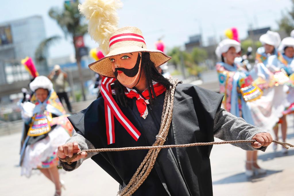 El Ministerio de Cultura, declaró Patrimonio Cultural de la Nación a la Chonguinada del departamento de Junín, por tratarse de una danza representativa de la sierra central, que representa una expresión visual, dancística y musical de gran riqueza simbólica cultural, reflejando la identidad en provincias y distritos en los que se representa.
Mediante Resolución Ministerial N° 000091 2022 VMPCIC/MC, se reconoce a la Chonguinada, como una de las danzas más atrayentes por la elegancia de su vestuario, colorido y recamado de oro y plata. Respecto de su origen se han planteado varias teorías. Algunas ponen énfasis en el carácter humorístico de la danza, suponiendo su origen en el término castellano chunga, como sinónimo de burla o parodia
Representa un baile de carácter humorístico de salón que trajeron los españoles, parodiados con pasos elegantes, realizado por personajes caracterizados por una vestimenta con exagerada decoración y una máscara, en referencia a la aristocracia española del siglo XVIII.
Sobre la vestimenta
Los personajes básicos de la Chonguinada del departamento de Junín son el chonguino, que representa al español con aires de aristócrata, que expresa su poder con un traje muy adornado y un paso elegante y afectado en alusión a su carácter fatuo.
Viste una camisa blanca con una corbata vistosa, un saco azul oscuro, y un pantalón de pana hasta la pantorrilla, cubiertos con bordados de motivos florales hechos con hilos de colores y metálicos, con puntadas llamados caracol partido, hoja o tripa de vicuña, y orlado con grecas.
Sobre el rostro lleva una careta de malla con los rasgos del español, con ojos azules o verdes, bigotes de diversa proporción, a veces una pequeña barba, y mejillas coloradas; se cubre la cabeza con una peluca rizada de cabellos negros o rubios que se supone es de estilo colonial y, como tocado, un sombrero de paño negro con alhajas, coronado por un vistoso plumaje de colores, sujeto a la copa con una chapa metálica. En los hombros llevan champis, especie de charreteras de metal en forma de pavo real y que en San Jerónimo de Tunán, Huancayo, llevan también por decoración pañuelos multicolores.
Mientras que la dama, representada por las chonguinas, representan a la mujer de la nobleza nativa, condición patentizada por la profusión de joyas y aditamentos con bordados en plata y oro, y que aparece emparejada con el español.
Su vestimenta se caracteriza por usar una blusa blanca, una pollera principal festoneada, tres fustanes calados de encaje usualmente blancos, y unos siete fustanes de color con bordados también conocidos como talqueados. Sobre la espalda lleva una lliclla o manto cuadrado sujeto con prendedor de plata, un anaco, pieza rectangular de tela llevada al lado derecho.
Los bordados de la pollera principal, la lliklla y el anaco, de motivos florales, hechos con hilos de colores y metálicos, cubren toda la pieza y en el caso de la pollera cubren una gruesa franja inferior. Una pechera de forma trapezoidal, cubierta por hileras de monedas antiguas de plata, sobre un fondo oscuro y orlada con flecos, se lleva sobre el pecho.
En la versión tarmeña, el anaco se lleva por delante llegando hasta la altura del orillo de la falda, y decorada en toda su superficie con alhajas y pedrería. En este caso, la pechera se lleva encima del anaco. En la versión del valle del Mantaro, las chonguinas, llevan igualmente una careta rosada con pequeños labios rojos, ojos de largas pestañas y mejillas sonrosadas; el rostro siempre va cubierto con un velo semitransparente sujeto con el sombrero.
El Chuto representa al indio de las alturas, en su papel de sirviente, de carácter alegre e insolente, que se encarga de abrir paso a la cuadrilla de chonguinos. Su vestimenta consta de una serie de prendas muy decoradas con bordados y platería sobre un traje básico.
Sobre el baile
Esta danza se practica predominantemente en las provincias andinas del departamento de Junín a lo largo del mes de mayo, en particular en la Fiesta de las Cruces, cuya fecha central es el tercer día del citado mes. En la provincia de Tarma, la Chonguinada es representada también, y de manera notable, durante la Festividad del Señor de Muruhuay, también celebrada alrededor del 3 de mayo
Otra fecha importante es el 9 de enero durante una de las fiestas previas al carnaval, el Día de los Solteros y Solteras, siendo en esta ocasión ejecutada exclusivamente por solteros de ambos sexos. Además de la Fiesta de la Virgen de Cocharcas en Sapallanga, al sur de la provincia de Huancayo.
La presentación de la Chonguinada consiste en una serie de coreografías estructuradas de manera particular, en conjuntos de pasos llamados figuras o mudanzas, secciones de la danza que se distinguen por seguir tonadas y coreografías particulares, que los bailarines siguen en una distribución circular o cuadrangular para el intercambio de parejas, todos los integrantes siempre están dirigidos por una pareja guía la cuadrilla encargada de iniciar la coreografía.
El compromiso, desde el Ministerio de Cultura, es seguir fortaleciendo los espacios de visibilidad, reconocimiento a las actividades del patrimonio inmaterial y personalidades que revaloran los saberes, conocimientos y prácticas que contribuyen al desarrollo cultural y las tradiciones que se transmiten de generación en generación y forman parte de nuestra cultura en el país.