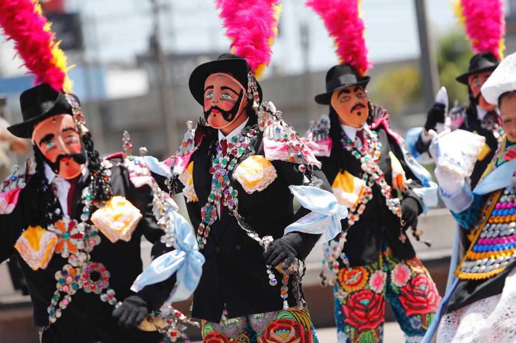 El Ministerio de Cultura, declaró Patrimonio Cultural de la Nación a la Chonguinada del departamento de Junín, por tratarse de una danza representativa de la sierra central, que representa una expresión visual, dancística y musical de gran riqueza simbólica cultural, reflejando la identidad en provincias y distritos en los que se representa.
Mediante Resolución Ministerial N° 000091 2022 VMPCIC/MC, se reconoce a la Chonguinada, como una de las danzas más atrayentes por la elegancia de su vestuario, colorido y recamado de oro y plata. Respecto de su origen se han planteado varias teorías. Algunas ponen énfasis en el carácter humorístico de la danza, suponiendo su origen en el término castellano chunga, como sinónimo de burla o parodia
Representa un baile de carácter humorístico de salón que trajeron los españoles, parodiados con pasos elegantes, realizado por personajes caracterizados por una vestimenta con exagerada decoración y una máscara, en referencia a la aristocracia española del siglo XVIII.
Sobre la vestimenta
Los personajes básicos de la Chonguinada del departamento de Junín son el chonguino, que representa al español con aires de aristócrata, que expresa su poder con un traje muy adornado y un paso elegante y afectado en alusión a su carácter fatuo.
Viste una camisa blanca con una corbata vistosa, un saco azul oscuro, y un pantalón de pana hasta la pantorrilla, cubiertos con bordados de motivos florales hechos con hilos de colores y metálicos, con puntadas llamados caracol partido, hoja o tripa de vicuña, y orlado con grecas.
Sobre el rostro lleva una careta de malla con los rasgos del español, con ojos azules o verdes, bigotes de diversa proporción, a veces una pequeña barba, y mejillas coloradas; se cubre la cabeza con una peluca rizada de cabellos negros o rubios que se supone es de estilo colonial y, como tocado, un sombrero de paño negro con alhajas, coronado por un vistoso plumaje de colores, sujeto a la copa con una chapa metálica. En los hombros llevan champis, especie de charreteras de metal en forma de pavo real y que en San Jerónimo de Tunán, Huancayo, llevan también por decoración pañuelos multicolores.
Mientras que la dama, representada por las chonguinas, representan a la mujer de la nobleza nativa, condición patentizada por la profusión de joyas y aditamentos con bordados en plata y oro, y que aparece emparejada con el español.
Su vestimenta se caracteriza por usar una blusa blanca, una pollera principal festoneada, tres fustanes calados de encaje usualmente blancos, y unos siete fustanes de color con bordados también conocidos como talqueados. Sobre la espalda lleva una lliclla o manto cuadrado sujeto con prendedor de plata, un anaco, pieza rectangular de tela llevada al lado derecho.
Los bordados de la pollera principal, la lliklla y el anaco, de motivos florales, hechos con hilos de colores y metálicos, cubren toda la pieza y en el caso de la pollera cubren una gruesa franja inferior. Una pechera de forma trapezoidal, cubierta por hileras de monedas antiguas de plata, sobre un fondo oscuro y orlada con flecos, se lleva sobre el pecho.
En la versión tarmeña, el anaco se lleva por delante llegando hasta la altura del orillo de la falda, y decorada en toda su superficie con alhajas y pedrería. En este caso, la pechera se lleva encima del anaco. En la versión del valle del Mantaro, las chonguinas, llevan igualmente una careta rosada con pequeños labios rojos, ojos de largas pestañas y mejillas sonrosadas; el rostro siempre va cubierto con un velo semitransparente sujeto con el sombrero.
El Chuto representa al indio de las alturas, en su papel de sirviente, de carácter alegre e insolente, que se encarga de abrir paso a la cuadrilla de chonguinos. Su vestimenta consta de una serie de prendas muy decoradas con bordados y platería sobre un traje básico.
Sobre el baile
Esta danza se practica predominantemente en las provincias andinas del departamento de Junín a lo largo del mes de mayo, en particular en la Fiesta de las Cruces, cuya fecha central es el tercer día del citado mes. En la provincia de Tarma, la Chonguinada es representada también, y de manera notable, durante la Festividad del Señor de Muruhuay, también celebrada alrededor del 3 de mayo
Otra fecha importante es el 9 de enero durante una de las fiestas previas al carnaval, el Día de los Solteros y Solteras, siendo en esta ocasión ejecutada exclusivamente por solteros de ambos sexos. Además de la Fiesta de la Virgen de Cocharcas en Sapallanga, al sur de la provincia de Huancayo.
La presentación de la Chonguinada consiste en una serie de coreografías estructuradas de manera particular, en conjuntos de pasos llamados figuras o mudanzas, secciones de la danza que se distinguen por seguir tonadas y coreografías particulares, que los bailarines siguen en una distribución circular o cuadrangular para el intercambio de parejas, todos los integrantes siempre están dirigidos por una pareja guía la cuadrilla encargada de iniciar la coreografía.
El compromiso, desde el Ministerio de Cultura, es seguir fortaleciendo los espacios de visibilidad, reconocimiento a las actividades del patrimonio inmaterial y personalidades que revaloran los saberes, conocimientos y prácticas que contribuyen al desarrollo cultural y las tradiciones que se transmiten de generación en generación y forman parte de nuestra cultura en el país.