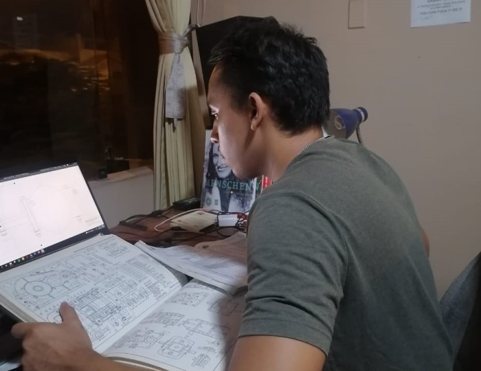 Talento Marco Pacheco estudiando