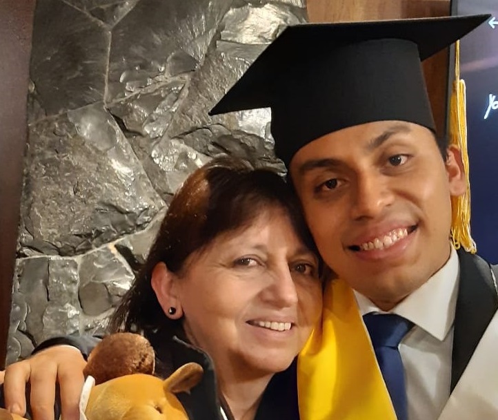Talento Marco Pacheco Callirgos y su mamá