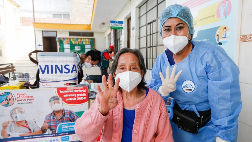 Minsa continúa aplicación de cuarta dosis contra la COVID-19 a adultos mayores de Lima Sur