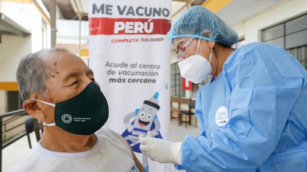 Minsa continúa aplicación de cuarta dosis contra la COVID-19 a adultos mayores de Lima Sur