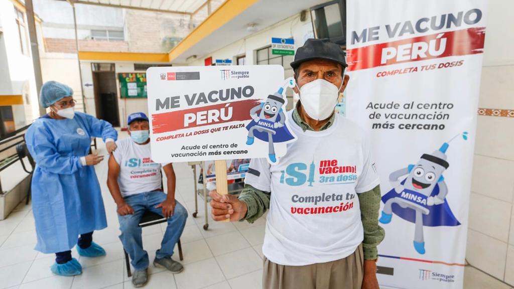 Minsa continúa aplicación de cuarta dosis contra la COVID-19 a adultos mayores de Lima Sur
