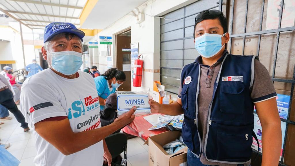 Minsa continúa aplicación de cuarta dosis contra la COVID-19 a adultos mayores de Lima Sur