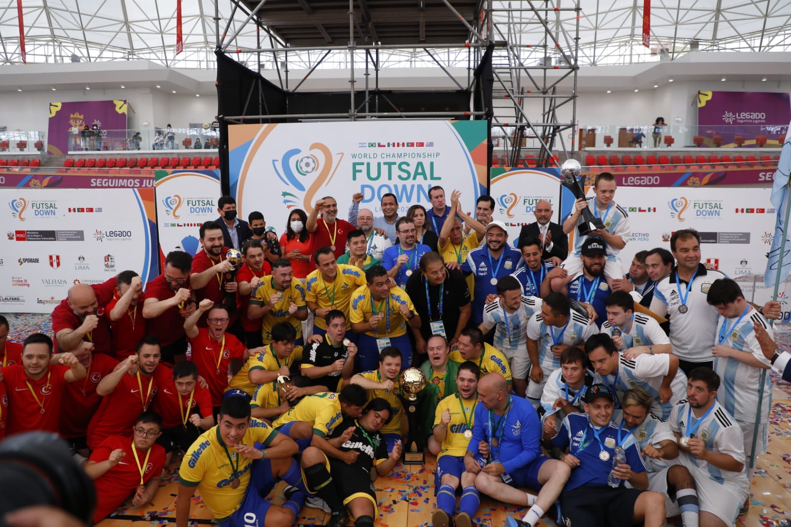 Todos los equipos ganadores, primer lugar Brasil, Segundo lugar Argentina y Tercer lugar Turquía junto a las autoridades.