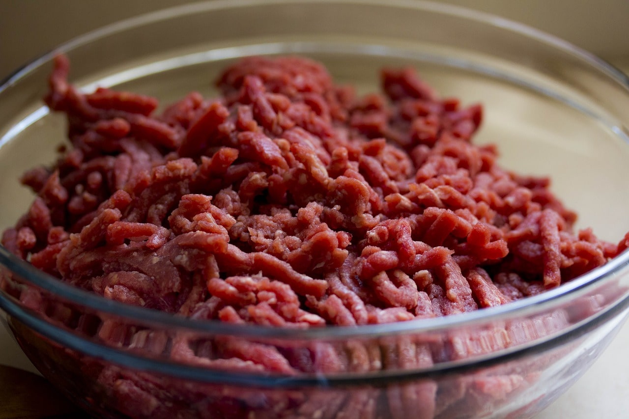Foto de carne molida en un tazón de vidrio