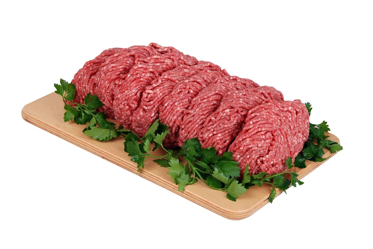 Foto de carne molida sobre una tabla de madera