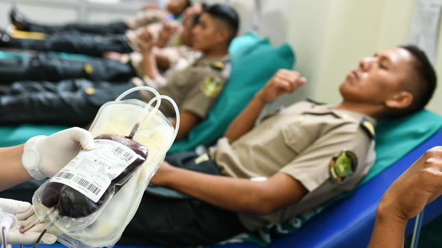 Alumnos de escuela de suboficiales de la Policía Nacional donan sangre a bomberos heridos en incendio.