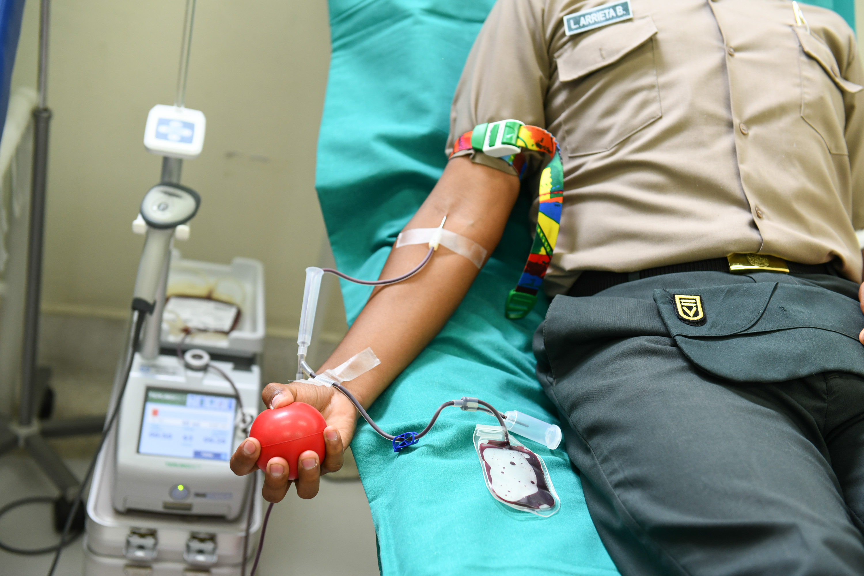 Alumnos de escuela de suboficiales de la Policía Nacional donan sangre a bomberos heridos en incendio.