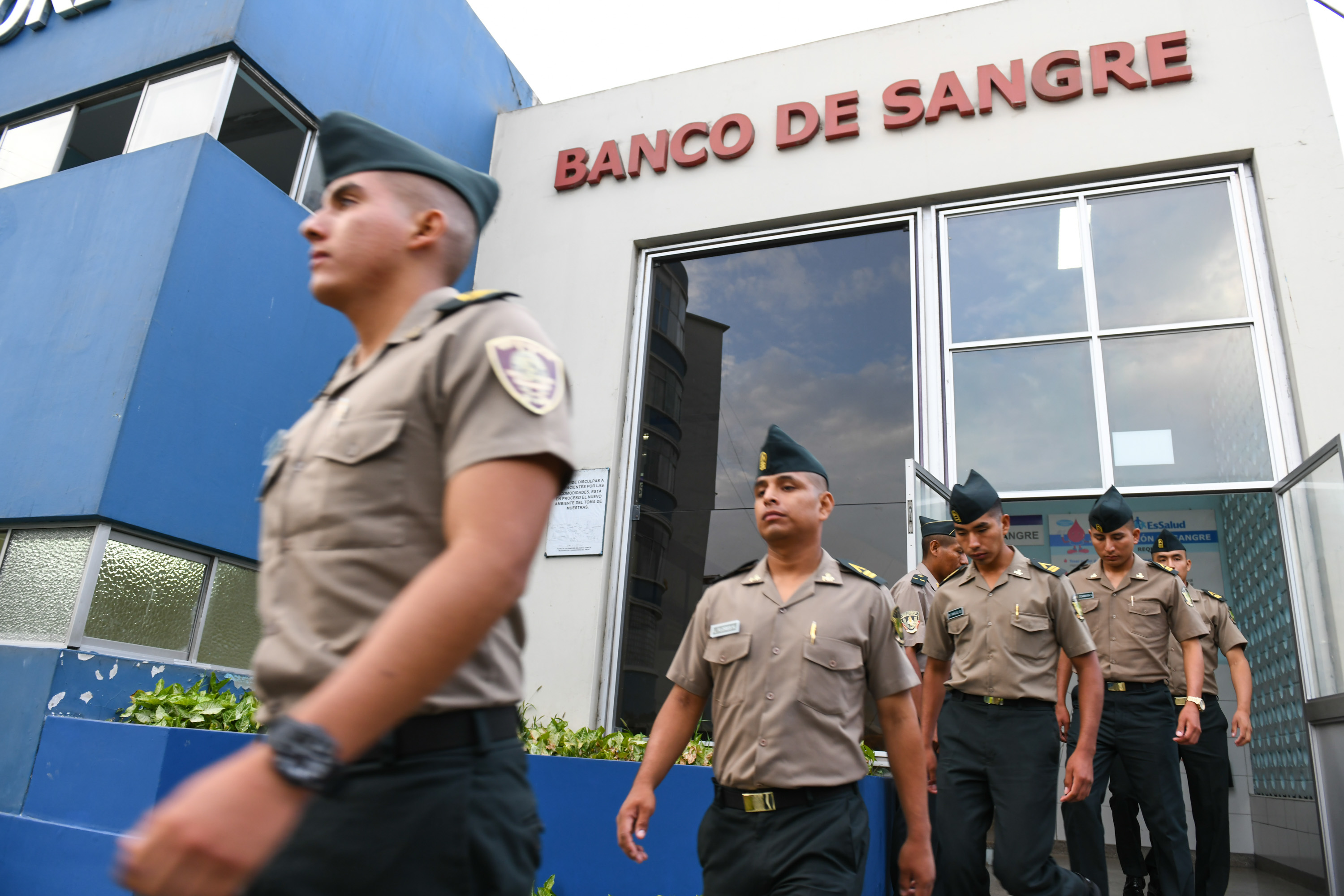 Alumnos de escuela de suboficiales de la Policía Nacional donan sangre a bomberos heridos en incendio.
