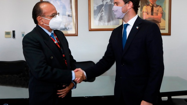 El viceministro de Políticas para la Defensa, José Robles Montoya, en reunión con su par argentino, el secretario de Asuntos Internacionales para la Defensa, José Francisco Cafiero, en la sede del Ministerio de Defensa
