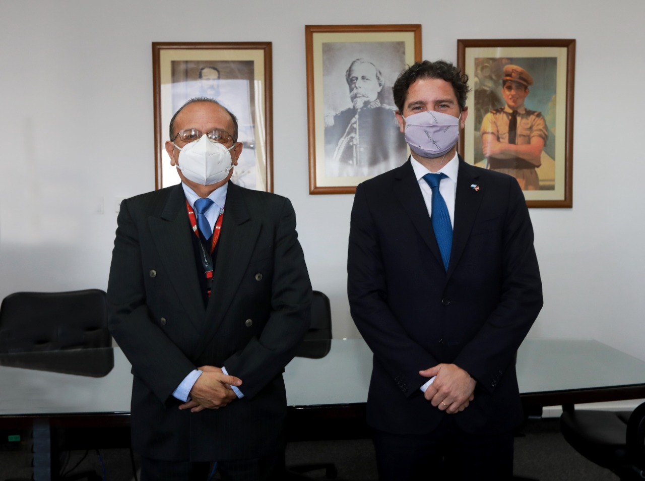 El viceministro de Políticas para la Defensa, José Robles Montoya, en reunión con su par argentino, el secretario de Asuntos Internacionales para la Defensa, José Francisco Cafiero, en la sede del Ministerio de Defensa