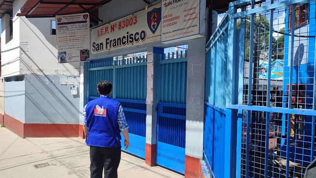 Comisionado frente a colegio en Cajamarca
