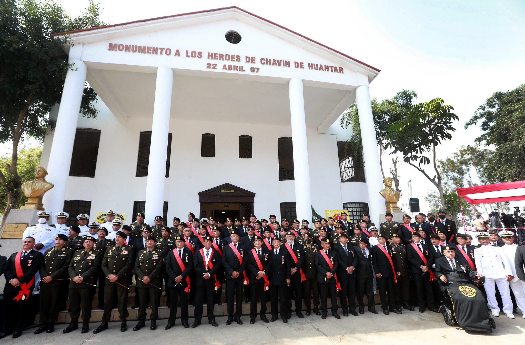 Comandos Chavín de Huántar en la fachada del Museo Contemporáneo