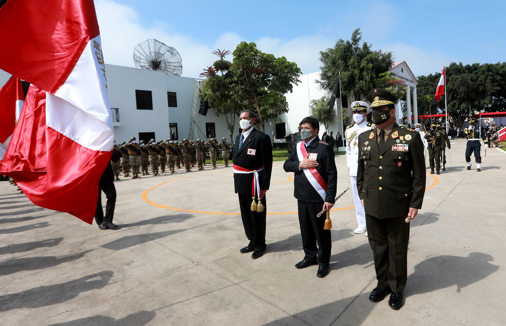 Ministro de Defensa y presidente de la república en ceremonia por los 25 años de la operación Chavín de Huántar