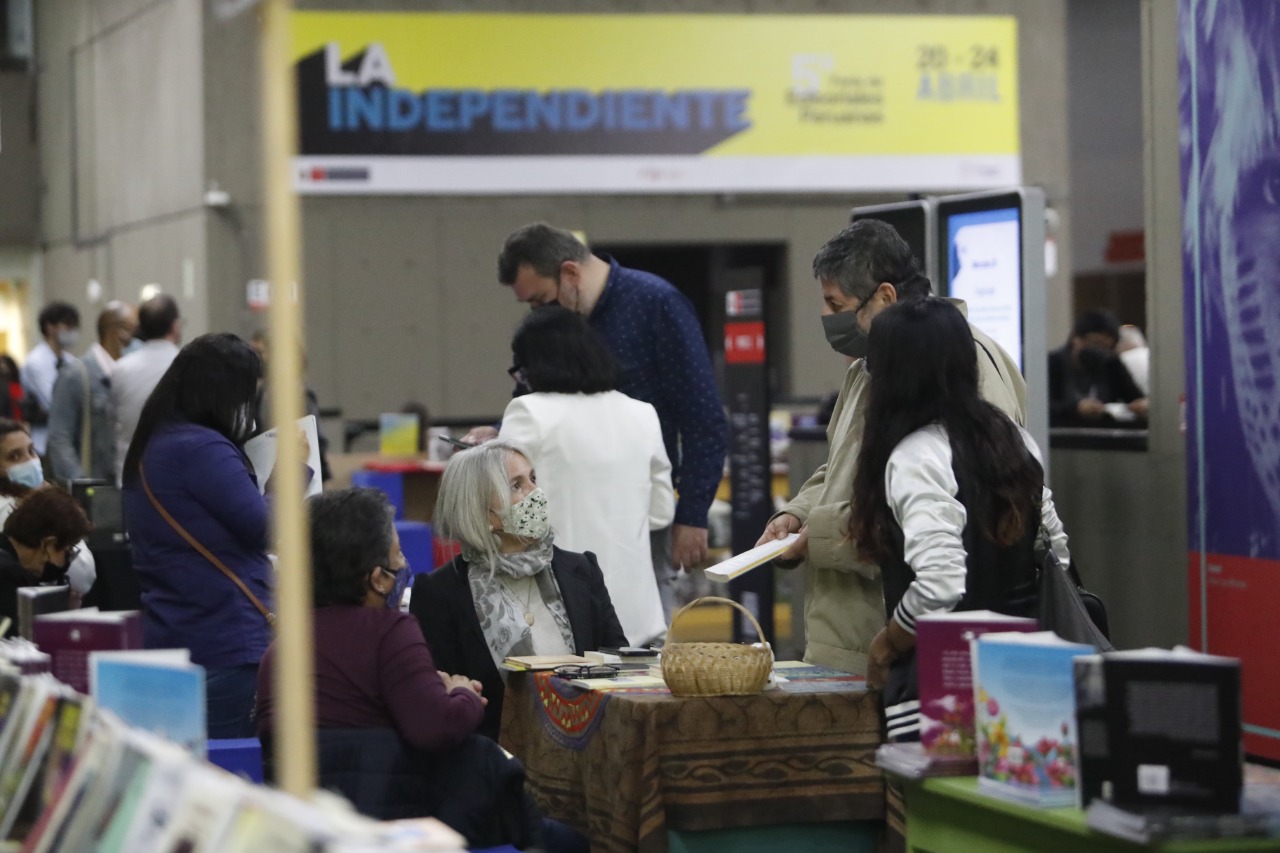 Miles de libros de autoras y autores nacionales fueron vendidos en la quinta edición de la feria La Independiente en Ministerio de Cultura