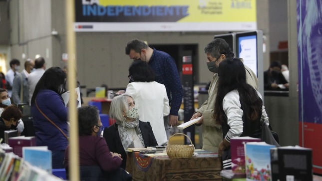 Miles de libros de autoras y autores nacionales fueron vendidos en la quinta edición de la feria La Independiente en Ministerio de Cultura