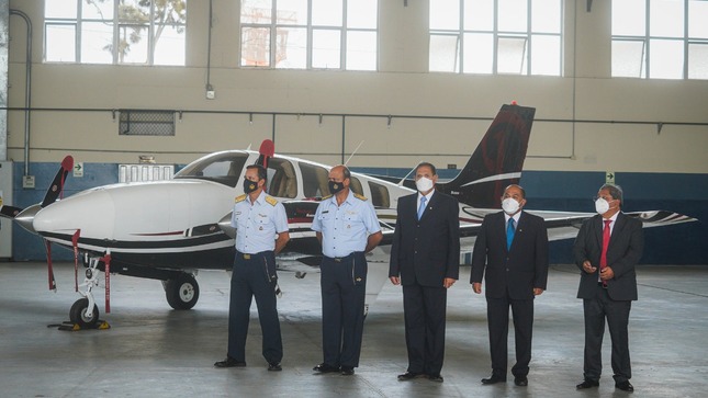 El ministro de Defensa, José Gavidia Arrascue, participa en el acto de entrega de una avioneta a la Fuerza Aérea del Perú