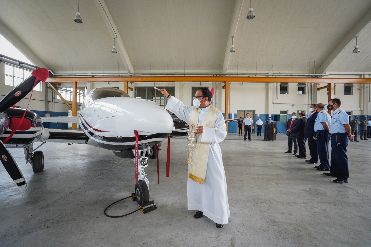 El ministro de Defensa, José Gavidia Arrascue, participa en el acto de entrega de una avioneta a la Fuerza Aérea del Perú