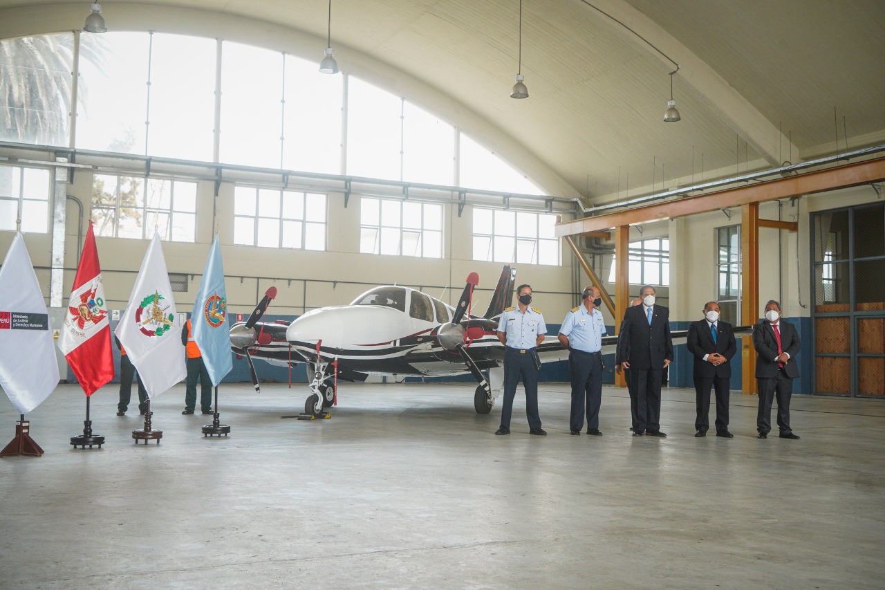 El ministro de Defensa, José Gavidia Arrascue, participa en el acto de entrega de una avioneta a la Fuerza Aérea del Perú