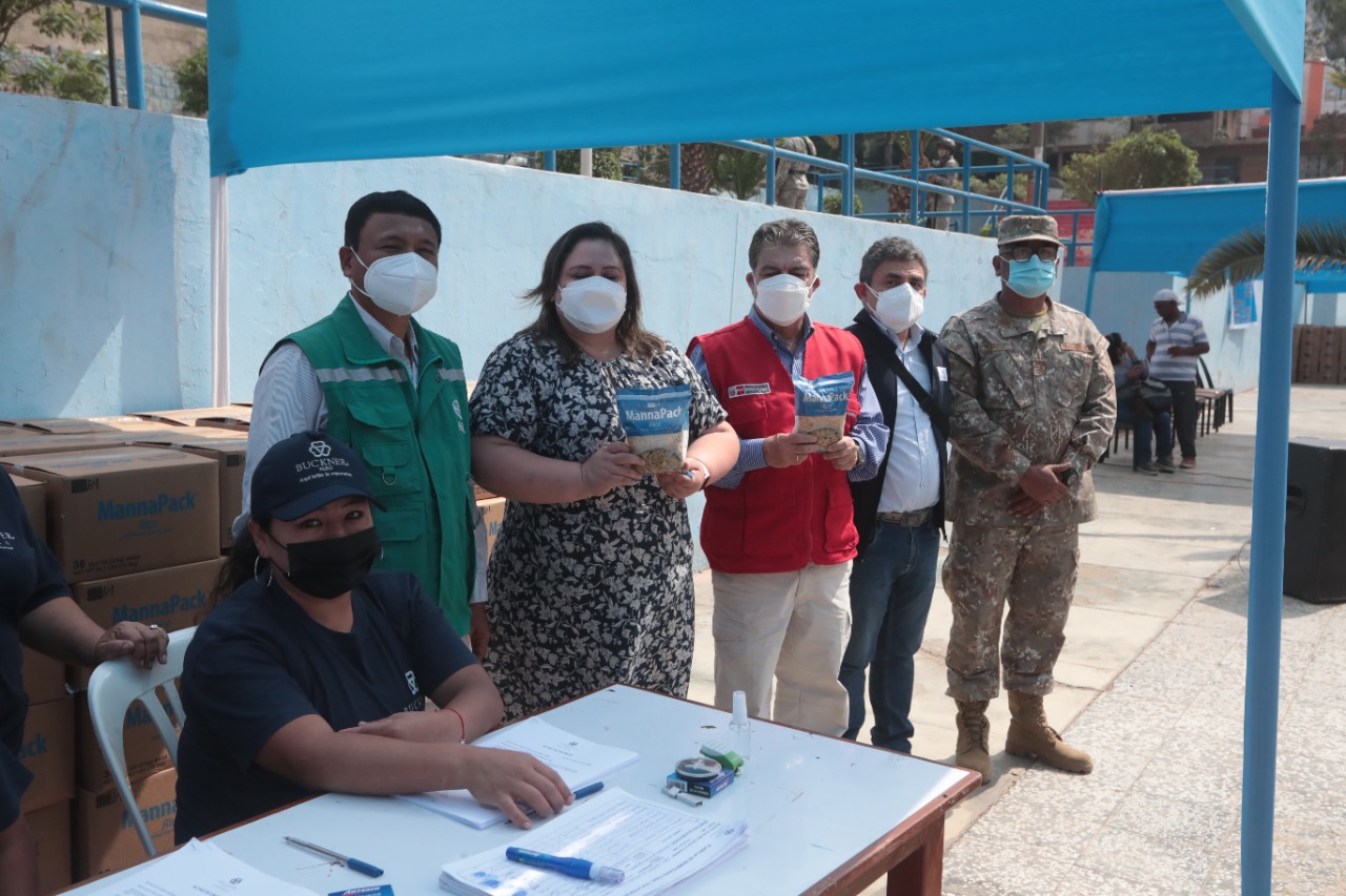Entrega de víveres a ollas comunes de Chosica en acción cívica organizada por el Ministerio de Defensa