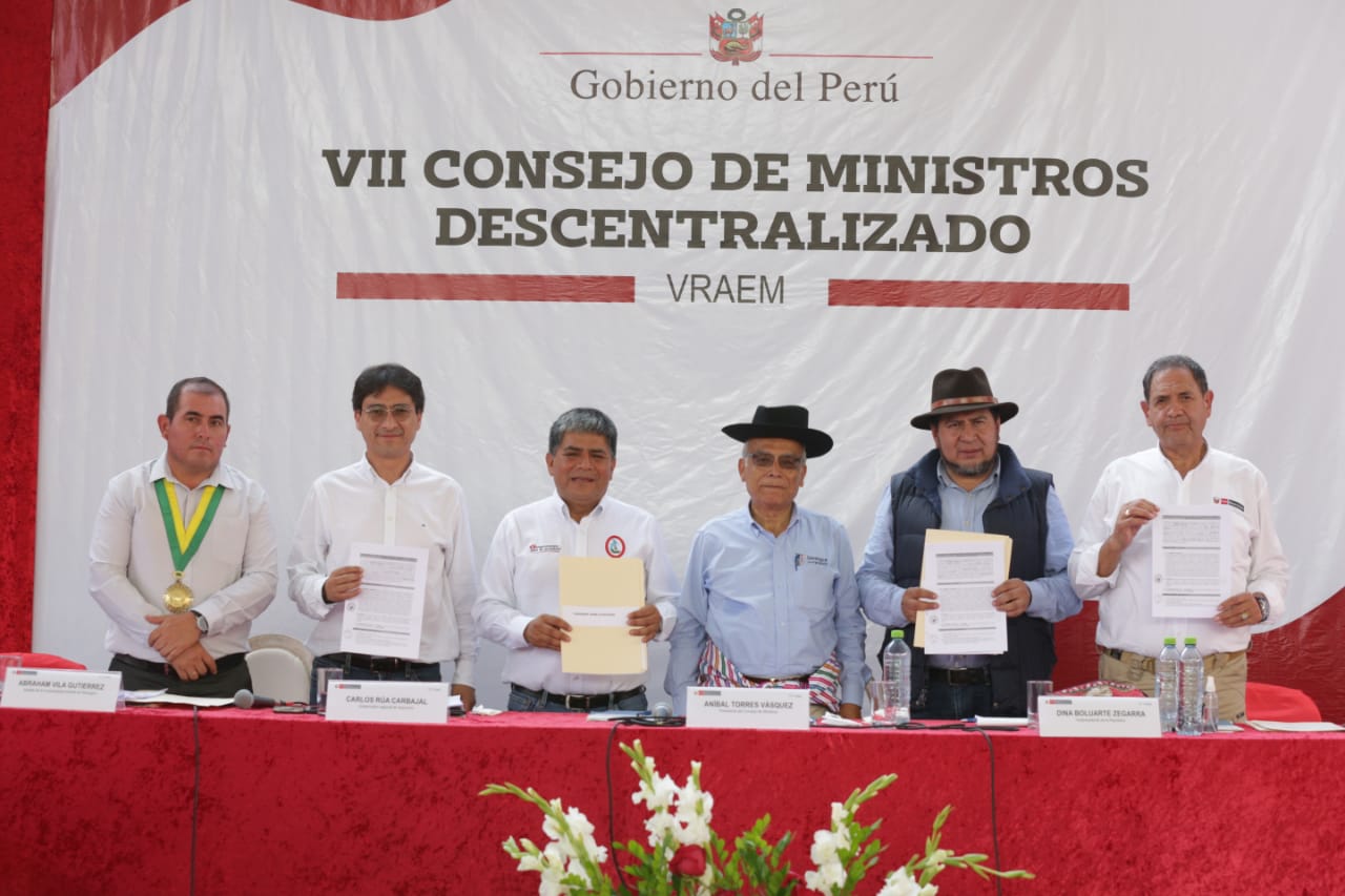 Ministro de Defensa en la firma de convenios en el VII Consejo de Ministros Descentralizado que se realiza en Ayacucho