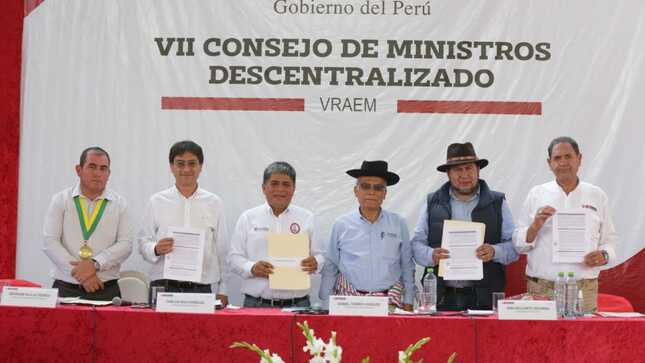 Ministro de Defensa en la firma de convenios en el VII Consejo de Ministros Descentralizado que se realiza en Ayacucho