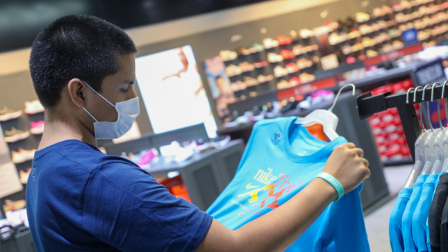 Imagen de persona haciendo compras en una tienda retail