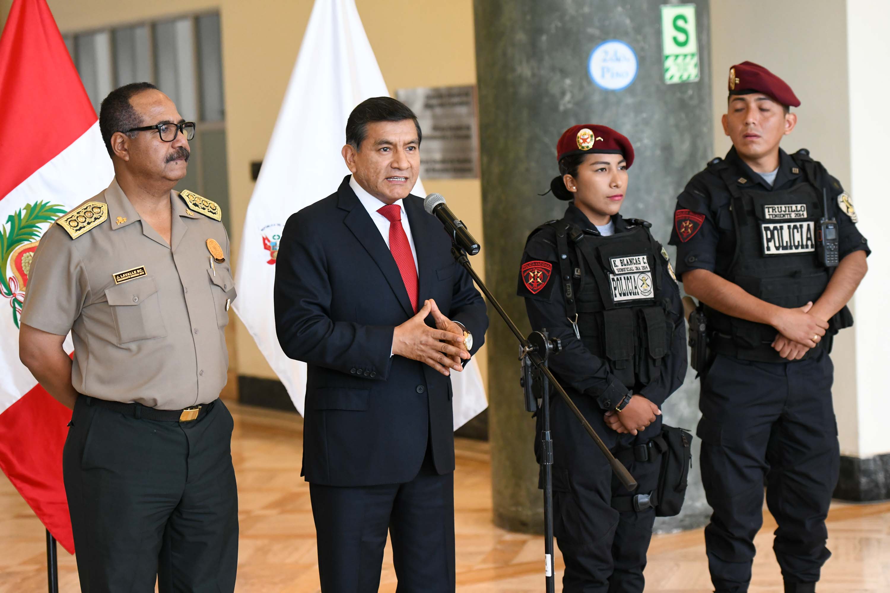 Titular del Interior se reunió con la suboficial que redujo con energía a conductora ebria que la agredió.