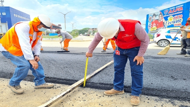 Auditores efectúan control concurrente a obra vial en Zarumilla, Tumbes