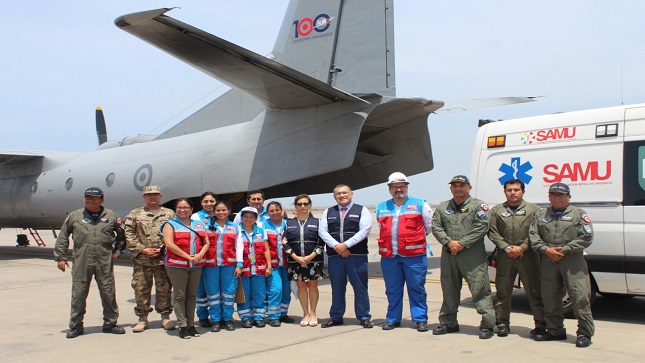 En la foto a parecen miembros del SAMU parados delante de un avión de la FAP-