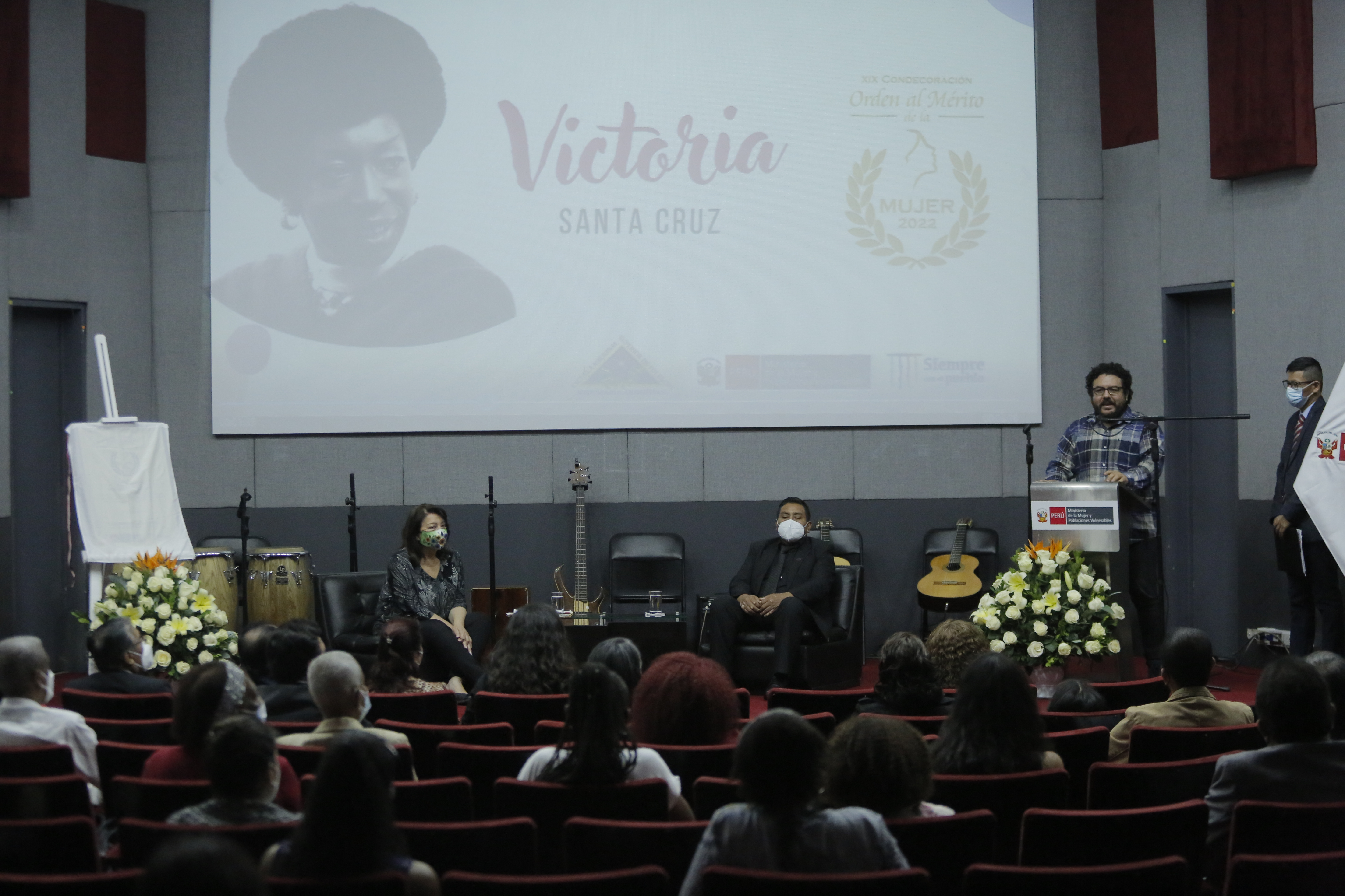 Condecoración a Victoria Santa Cruz